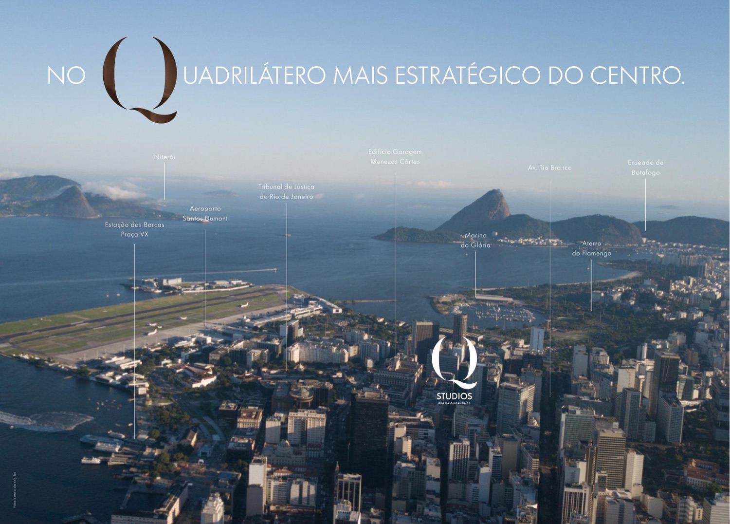 Foto aérea do Centro do Rio e da Baía de Guanabara com os pontos do entorno marcados e a posição do Q Studios
